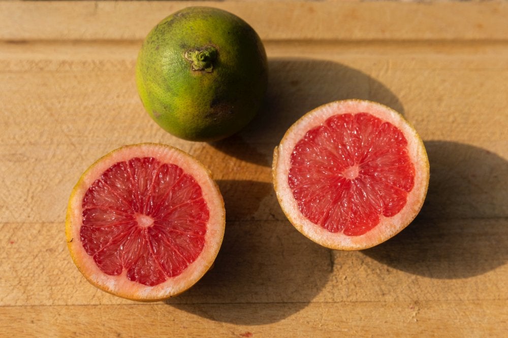 Un pomelo abierto por la mitad