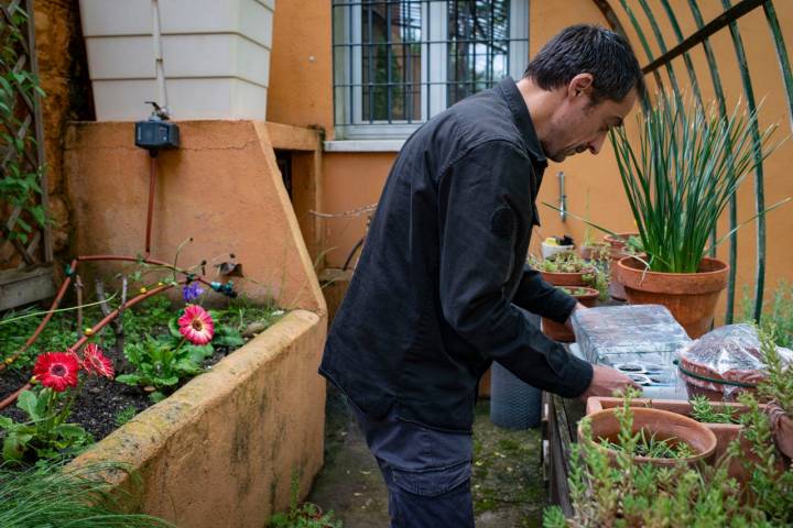 Vigila la temperatura y no dudes en proteger tus semilleros y plantas cuando baje demasiado.