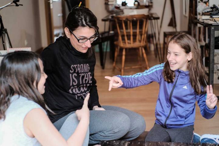 Dos niñas deciden quién juega primero