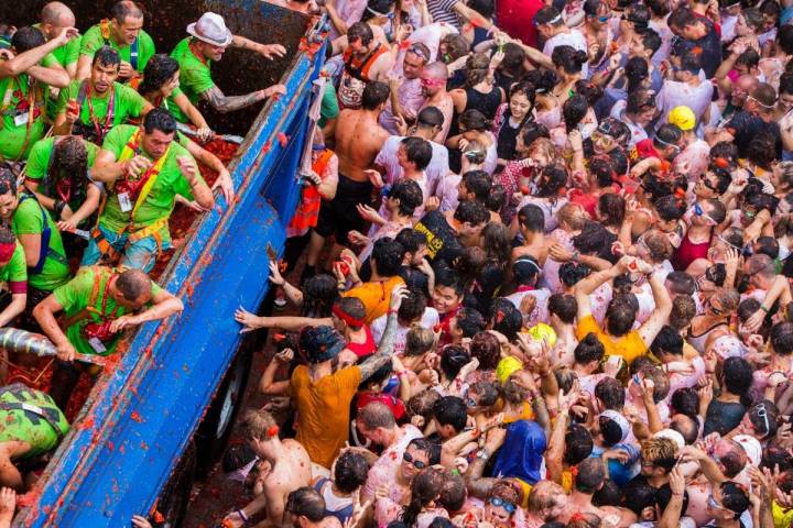 La gente que durante dos años va abriendo paso a los camiones luego tiene derecho a subir a uno.