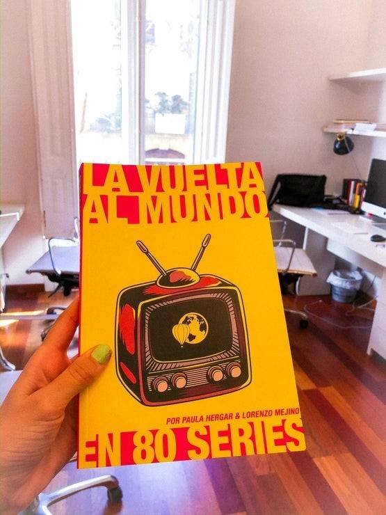 Portada del libro 'La Vuelta al mundo en 80 series'. Foto: Twitter Paula Hergar