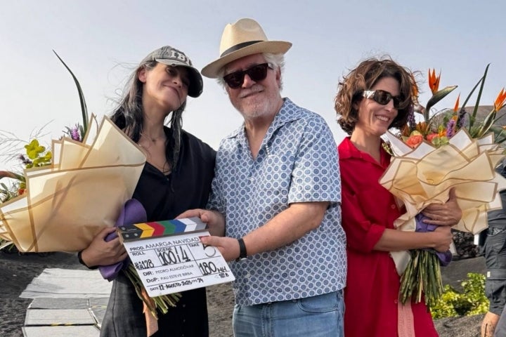 Bárbara Lennie, Pedro Almodóvar y Milena Smit en Lanzarote