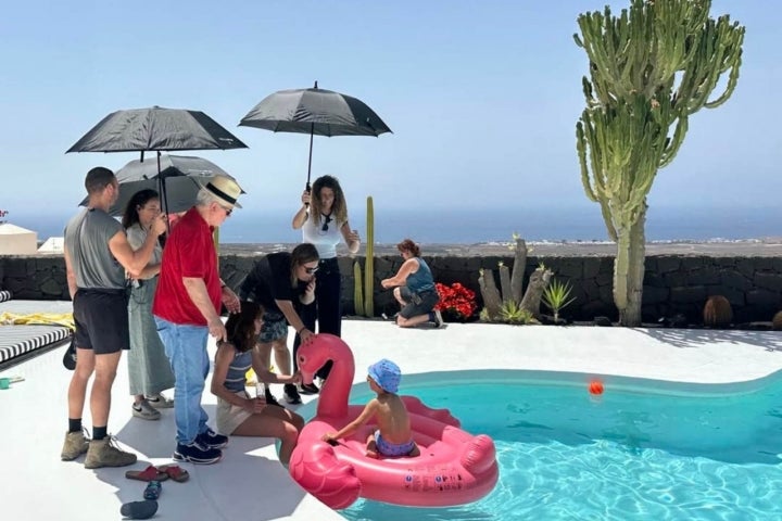 Almodóvar y Victoria Luengo en una imagen del rodaje en Lanzarote