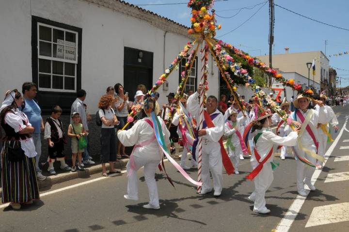 Unos niños bailan durante la romería de San Isidro Labrador, en Tacoronte, Tenerife.