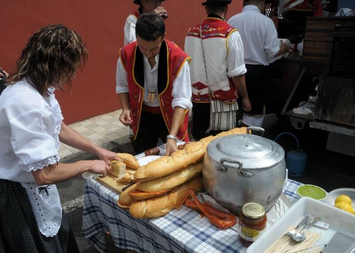 Preparando bocadillos en la romería de Orotava. Aquí nadie pasa hambre.