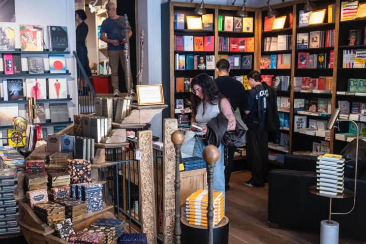 Interior de la librería In-Verso de Madrid