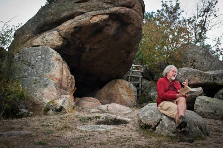 Buckley en la cueva de la famosa novela del Premio Nobel.