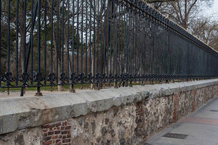 El muro que recuerda los disparos de alguna guerra.