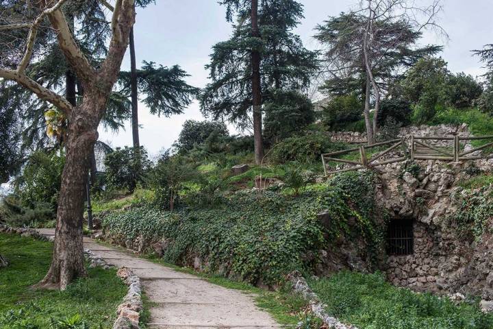 La Montaña de los Gatos, resto del "parque de atracciones" de Fernando VII.