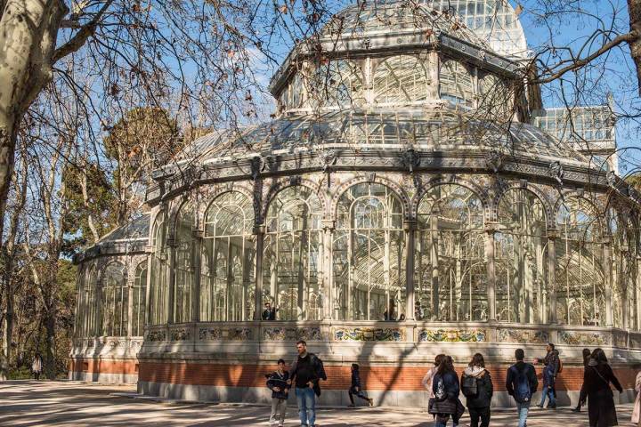 Detrás del Palacio de Cristal se ubica La Cabaña, lugar de encuentro de los 'Amigos del Retiro'.