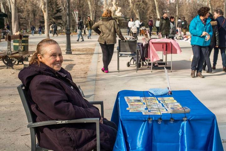 Pipianne ve el destino más allá de su mesa y su Tarot.