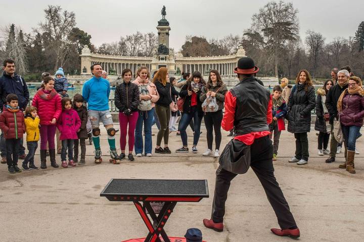 El mago mantiene entretenidos a niños y mayores.