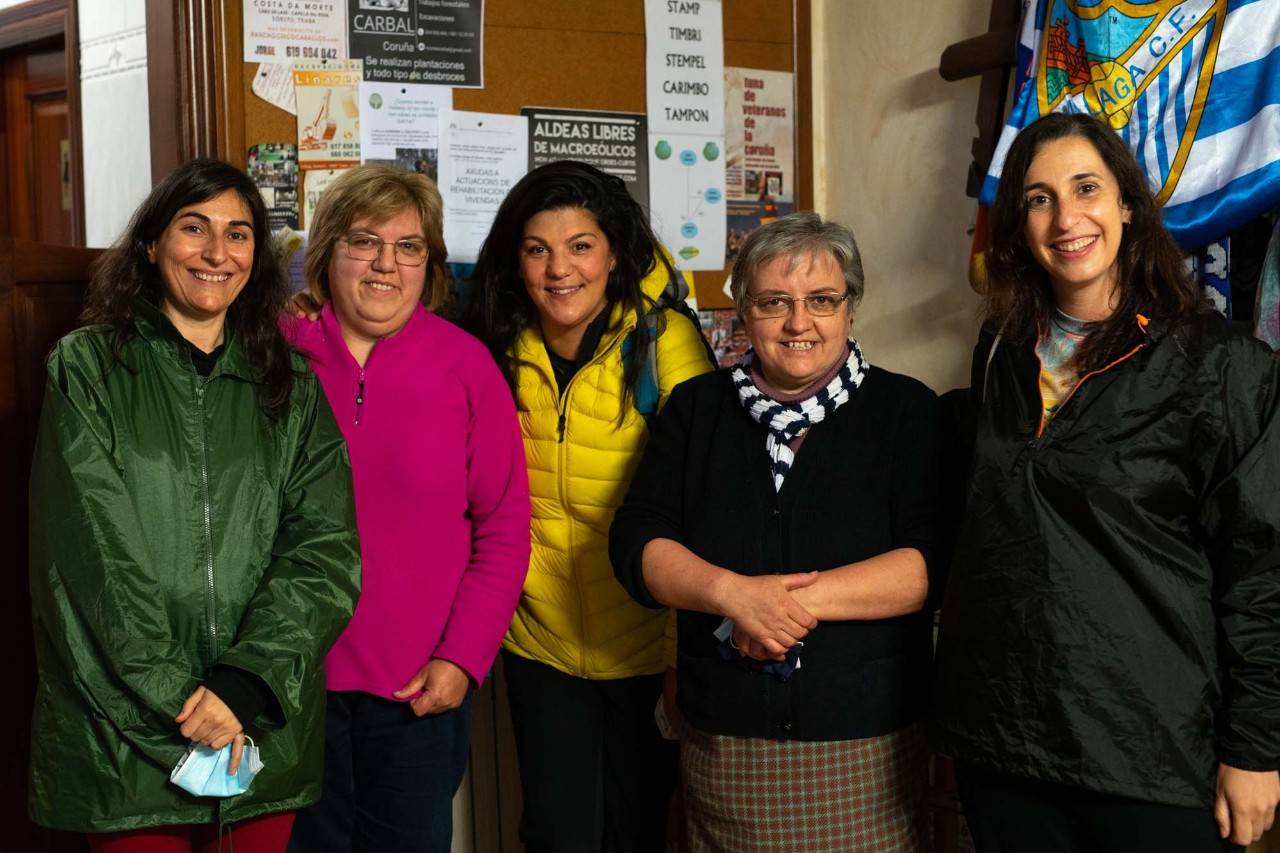 Avelina y Mari Carmen posan con varias peregrinas del Camino Inglés.