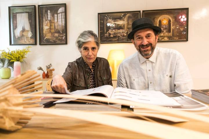 Mariví y Sandro revisando su último catálogo que, como las lámparas, cuidan al detalle.