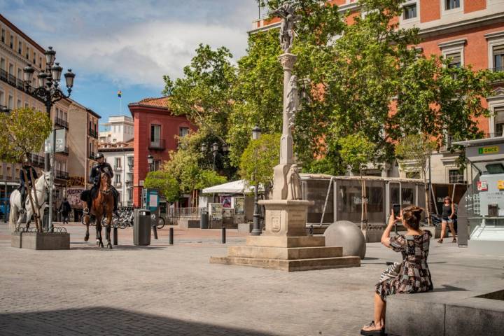 La calle Carretas nace en Sol y acaba en la plaza de Jacinto Benavente, donde suele haber una pareja de policía a caballo habitualmente.