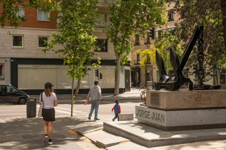 Ancla dedicada a Jorge Juan en Serrano esquina con la calle que lleva su nombre.