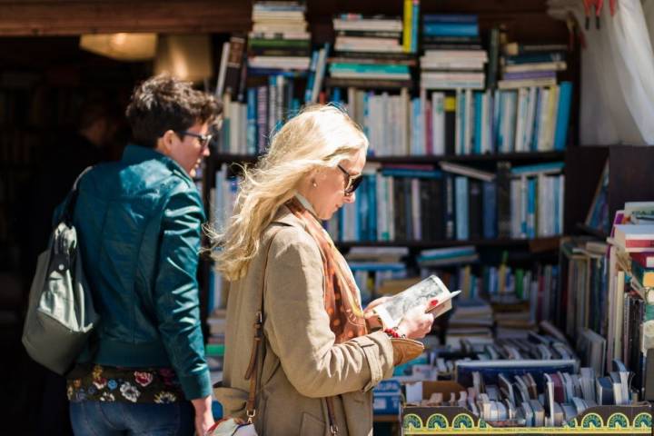 Una chica leyendo en un puesto de libros del mercadillo de Las Dalia, Ibiza.