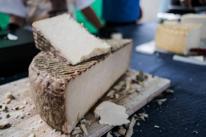 La mitad de un queso de Lanzarote, uno de los productos del mercadillo. 