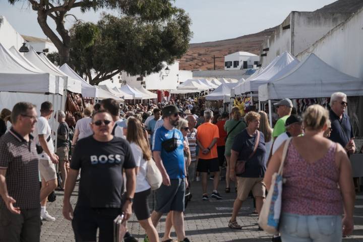 Puestos en el mercadillo de la Villa de Teguise.