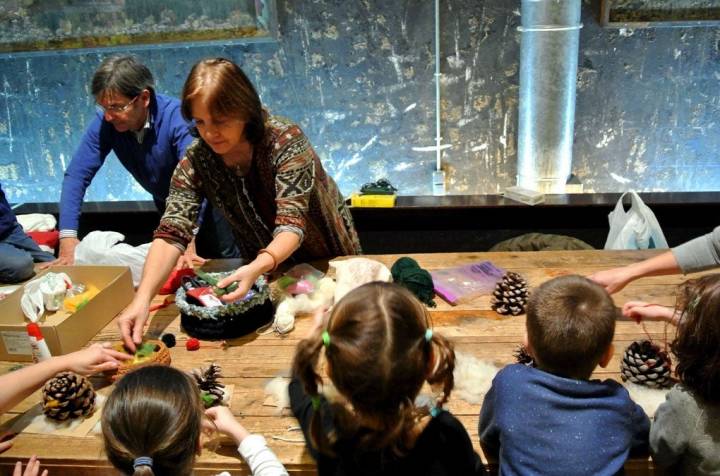 Los niños se lo pasan bomba haciendo juguetes navideños.