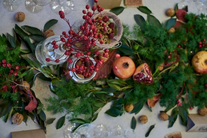 El bodegón natural con hojas y frutos de la temporada sencillos.