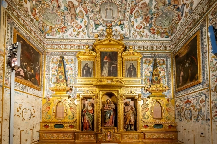 Las capillas y pinturas murales son una maravilla.