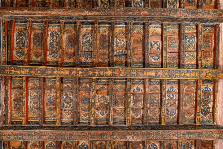 Detalle del colorido techo de los pasillos.