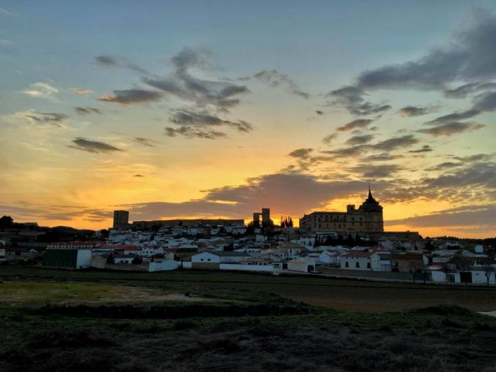 El atardecer sobre Uclés con el perfil del monasterio.