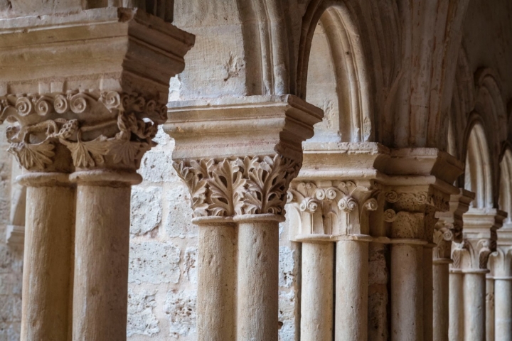 Columnas del claustro del Monasterio de Santa María de Valbuena (Valladolid)