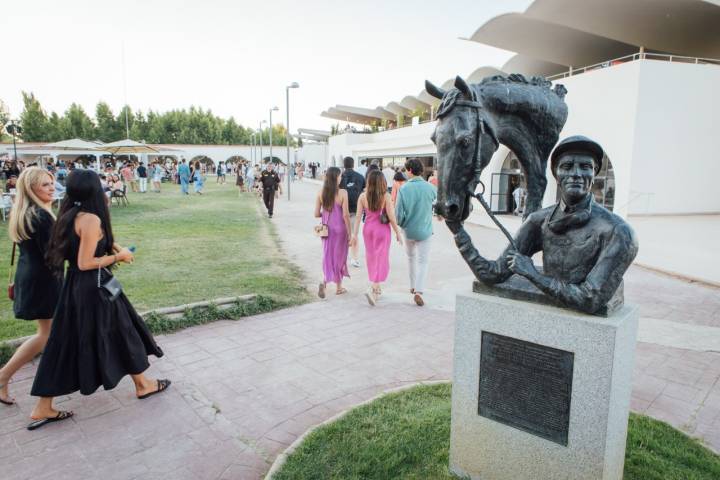 Noches del Hipódromo estatua