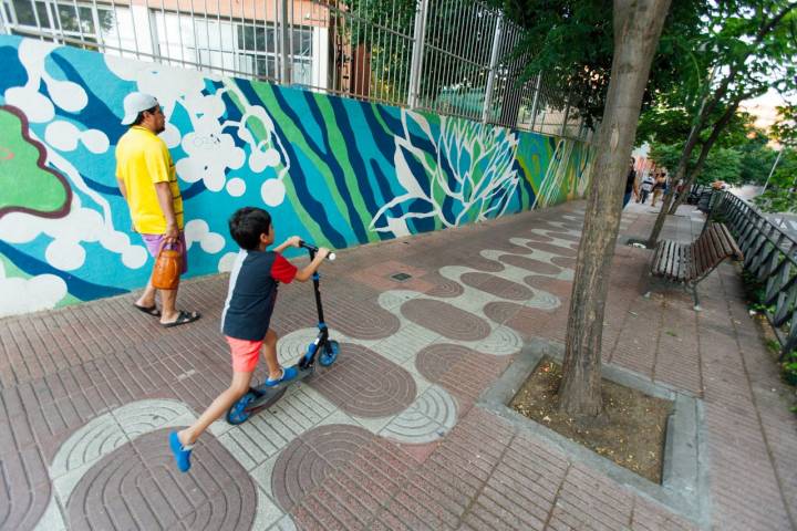 Calle Nuestra Señora del Carmen, con la Calle Hierbabuena. 'Compartiendo muros', de La Antigua y Elena Vacas.