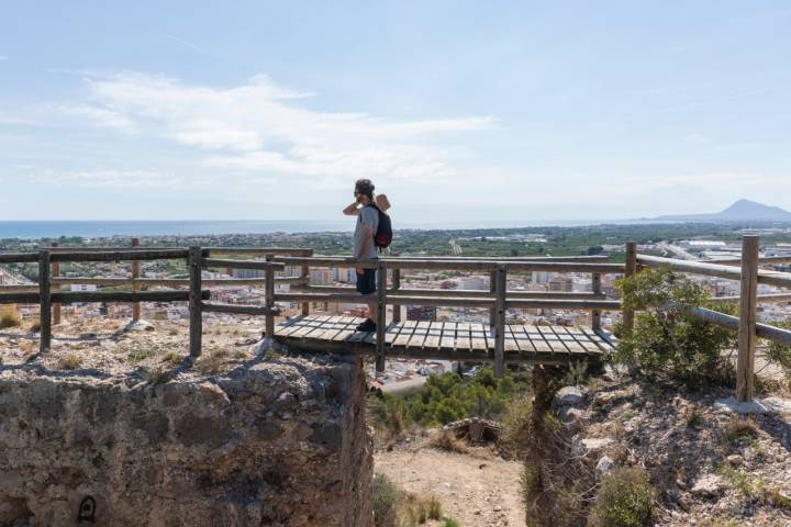 Un sobre sobre el sendero que lleva al Castillo.