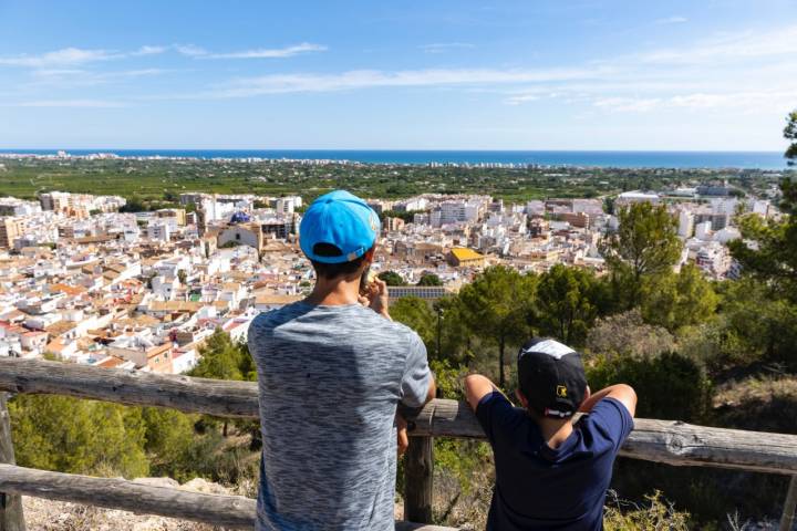 Oliva es un pueblo lleno de callejuelas y casas encaladas de blanco.