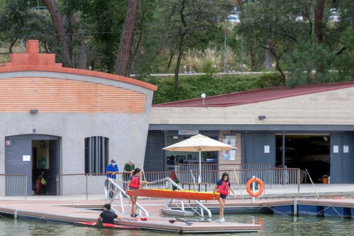 ​  Piragüismo en el lago de la Casa de Campo de Madrid  ​