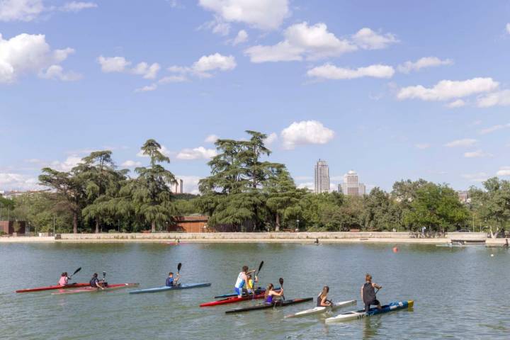 Piragüismo en el lago de la Casa de Campo de Madrid