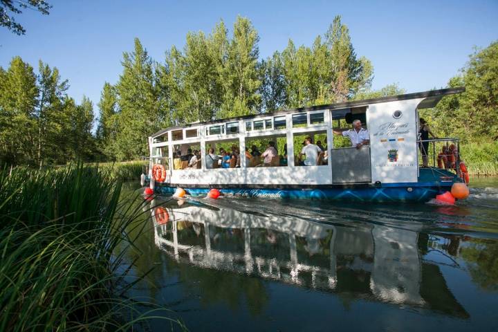 De paseo en el único canal navegable de España, el de Castilla.