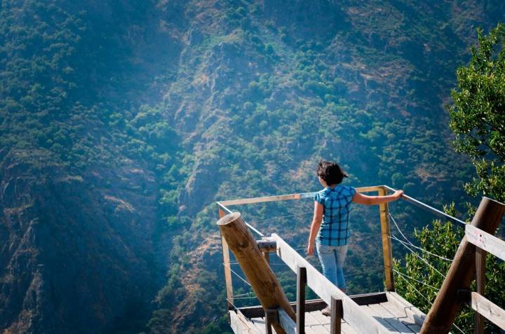 Asómate y respira por ejemplo aquí, en este mirador de la Ribeira Sacra. Foto: Shutterstock.