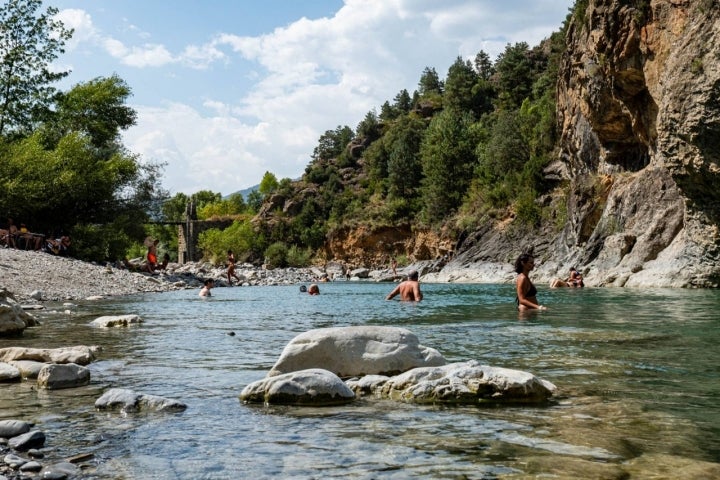 Pozas del río Ara pozas de Jánovas gente