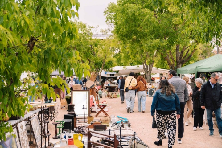 Varias personas camina por el Mercado de Estremoz.