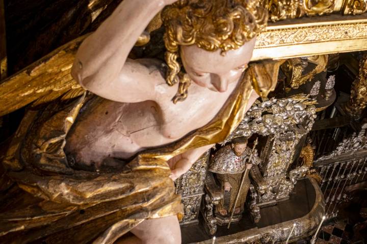 Uno de los angelotes que sujeta el balcón del Santo en la Catedral de Santiago.