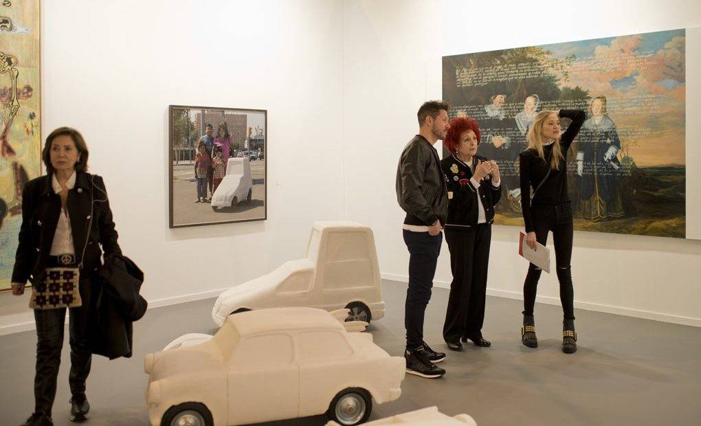 Simeone junto a su mujer Carla Pereyra y Juana de Aizpuru en el stand Juana de Aizpuru