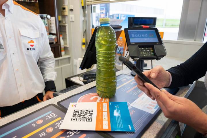 Entrega de botella con aceite de cocina usado en la estación de servicio de Coirós (A Coruña)