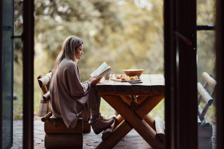 mujer jovenes leyendo un libro
