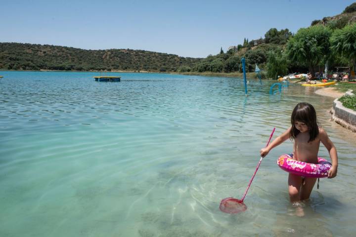 Baño de niña en laguna Colgada.