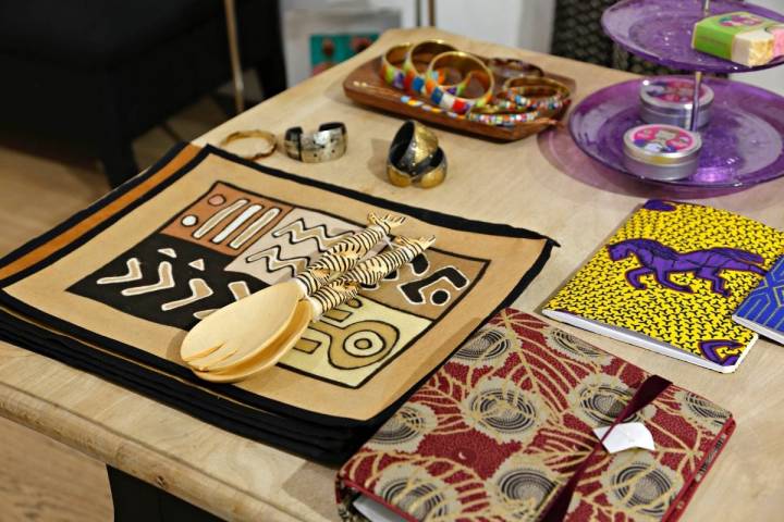 Alguno de los utensilios africanos que venden Laura y Maica.
