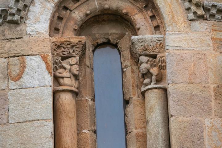 La Colegiata de San Pedro de Cervatos está considerada como la catedral del románico erótico.