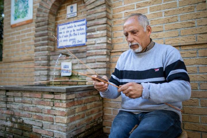 Javier Bermúdez lleva 60 años trabajando con el mimbre, siguiendo los pasos de su abuelo y de su padre.