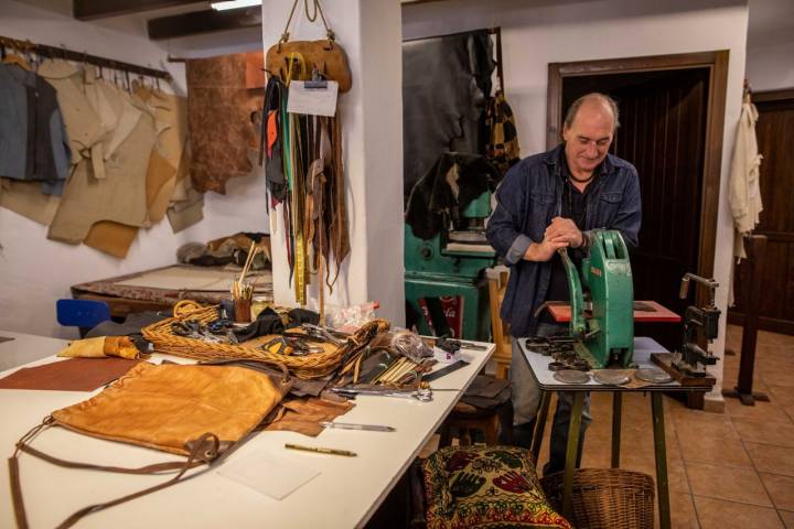 Es fácil ver a J. Brown en su tienda-taller cosiendo bolsos y carteras.