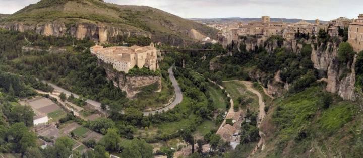 Vista de la hoz del Huécar con la parte histórica de la ciudad al fondo.