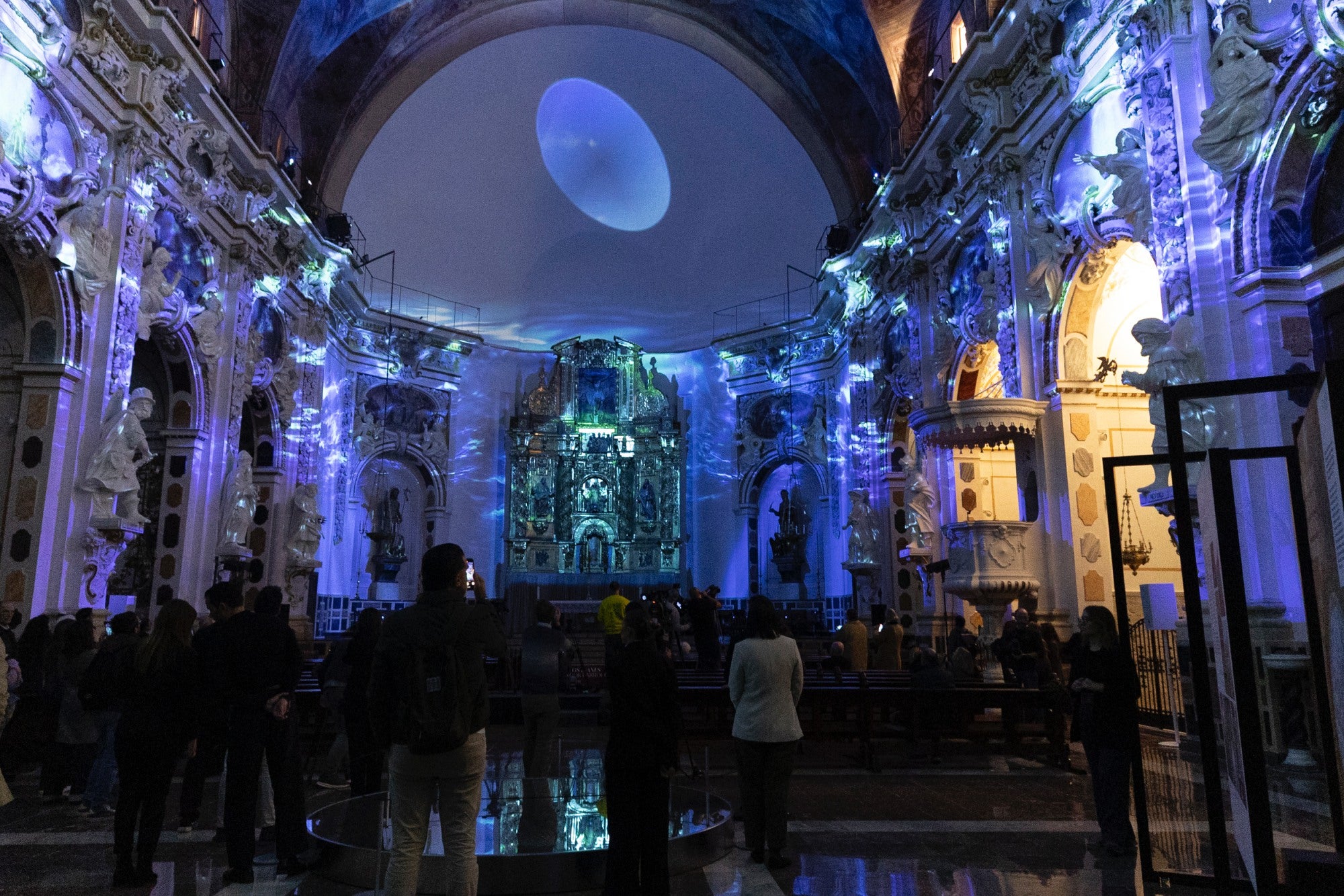 La parte frontal de la cúpula se convierte en lienzo en blanco sobre el que se proyecta. 